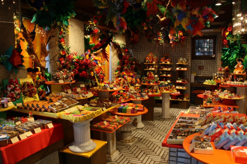 vitrine-PEONE-min_candy_store_chocolate_shop_chocolate_switzerland-393515